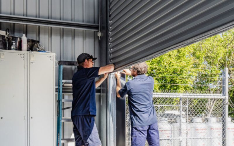 Bước 5: Lắp trục cuốn và cân chỉnh độ căng cửa