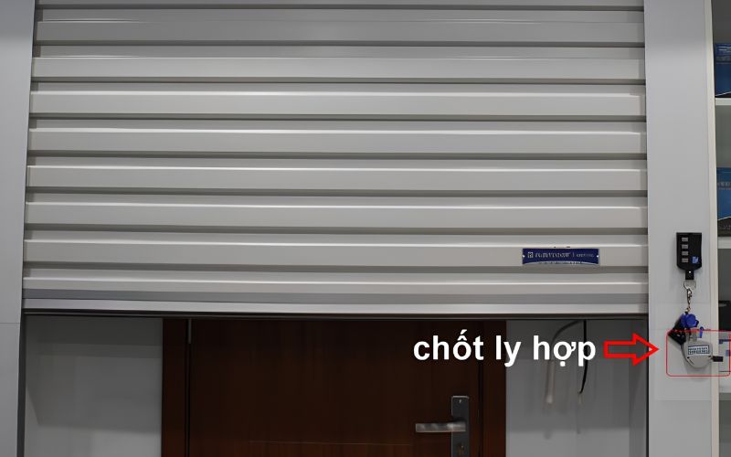 Chốt ly hợp cửa cuốn được lắp đặt ở đâu?