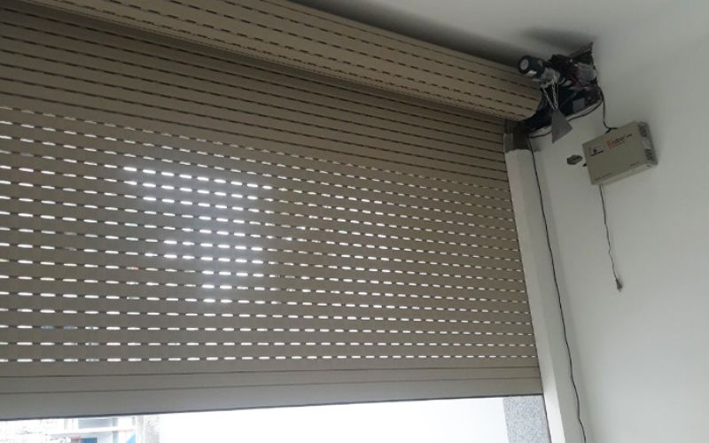 Có nên tự lắp đặt và sửa chữa cửa cuốn tại nhà không?