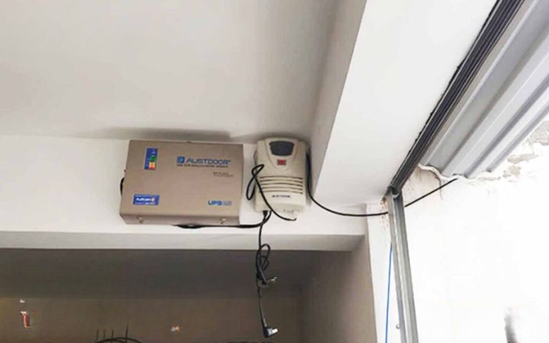 Cửa cuốn dùng motor có lưu điện