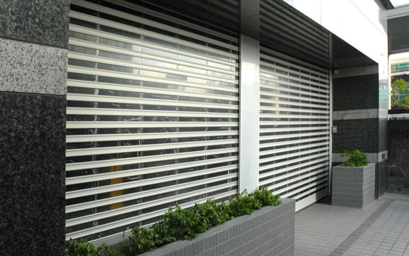 Hướng dẫn xử lý cửa cuốn khi mất điện đúng cách 