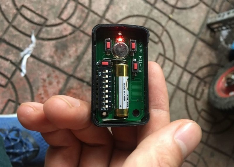 Lưu ý quan trọng khi cách thay pin remote cửa cuốn
