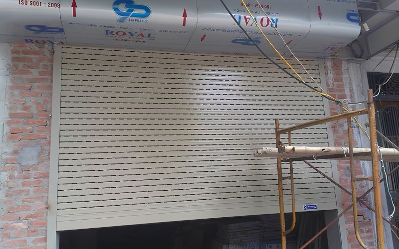 Thi công cửa cuốn khe thoáng tại TPHCM đúng kỹ thuật